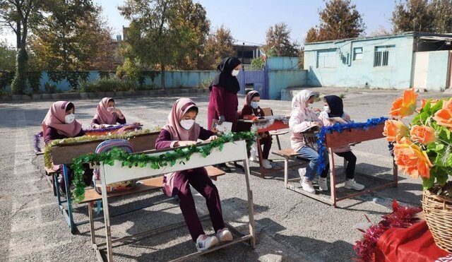 معلم جوان بروجردی که کرونا هم کلاس درسش را تعطیل نمی‌کند