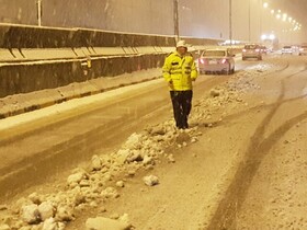 امدادرسانی به ۴۰۰ خودروی گرفتار در برف بروجرد