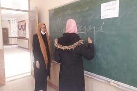 معلمی که با وجود بیماری فرشته‌وار به دور شاگردانش می‌چرخد 