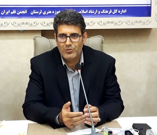 هنرمند انقلابی خود را وامدار شهدا میداند / حرکت در مسیر آرمانهای شهدا، مهمترین وظیفه هنرمندان