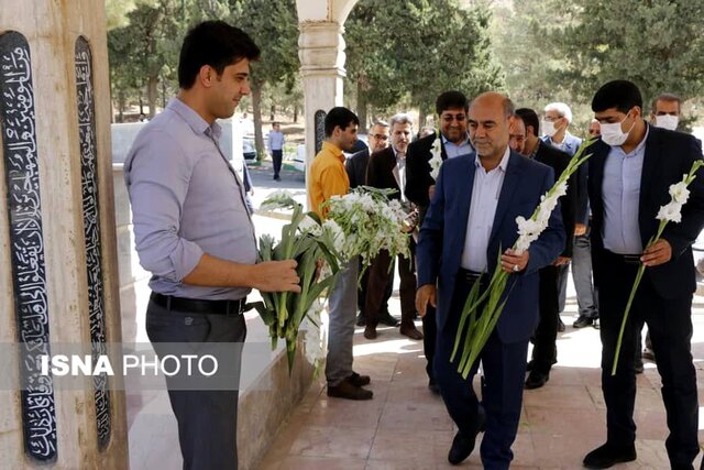 عطرافشانی و گلباران مزار شهدای خرم‎آباد به‌مناسبت هفته قوه قضائیه 