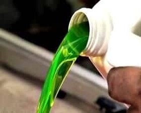 کشف ۲۲۰۰ لیتر روغن موتور قاچاق فاقد مجوز در خرم‌آباد