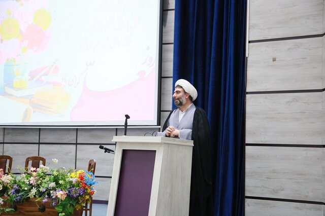 جایگاه معلم و استاد انسان‌ساز است