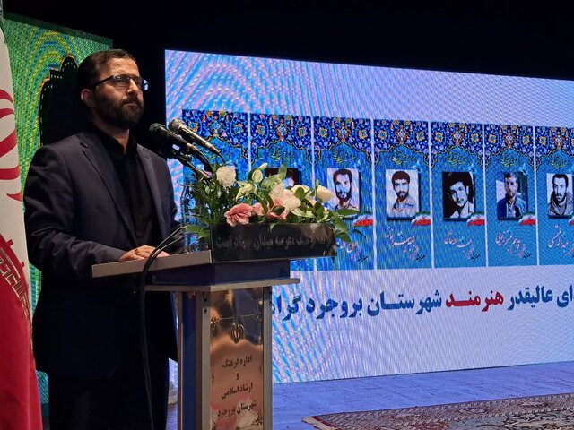 شهدا معیارهای الهی جامعه را عوض کردند