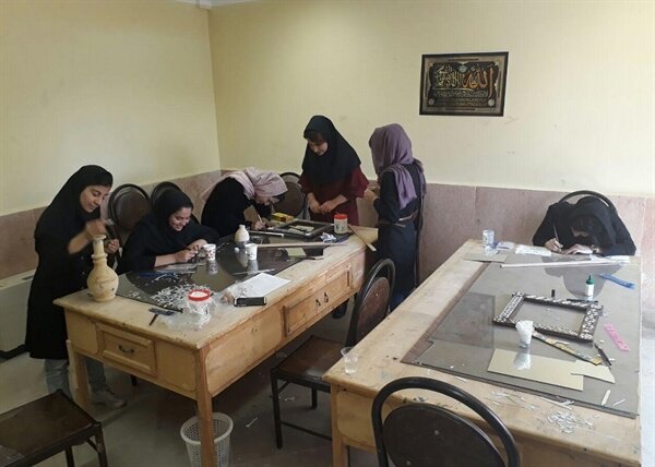 صدور ۸۰۰ گواهی آموزشی به متقاضیان صنایعدستی لرستان در سال جاری صدور ۸۰۰ گواهی آموزشی به متقاضیان صنایعدستی لرستان در سال جاری