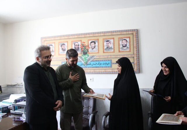 آثار هنری انقلابی میتواند هجمههای دشمن را خنثی کند آثار هنری انقلابی میتواند هجمههای دشمن را خنثی کند