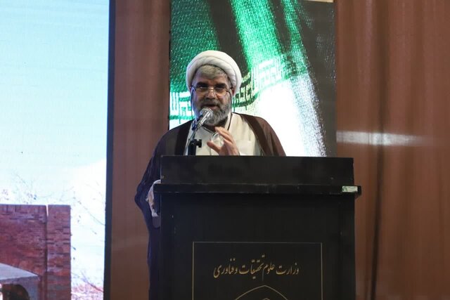 دانشگاه یک ماکت کوچک از اجتماع است دانشگاه یک ماکت کوچک از اجتماع است
