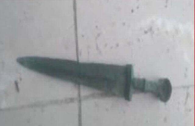 کشف خنجر باستانی در دورود
