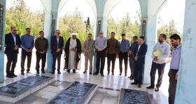 حضرت امام (ره) در برابر انحرافات ایستادگی می‌کرد