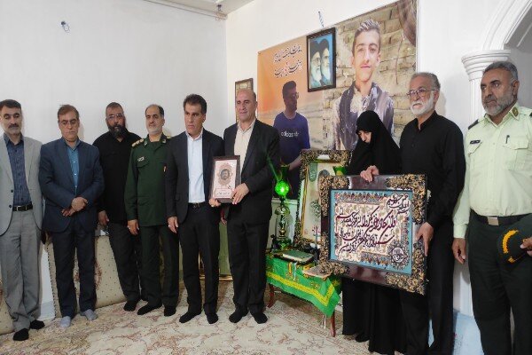 دیدار اعضای جهاد دانشگاهی لرستان با خانواده شهید «امیرحسین طولابی»