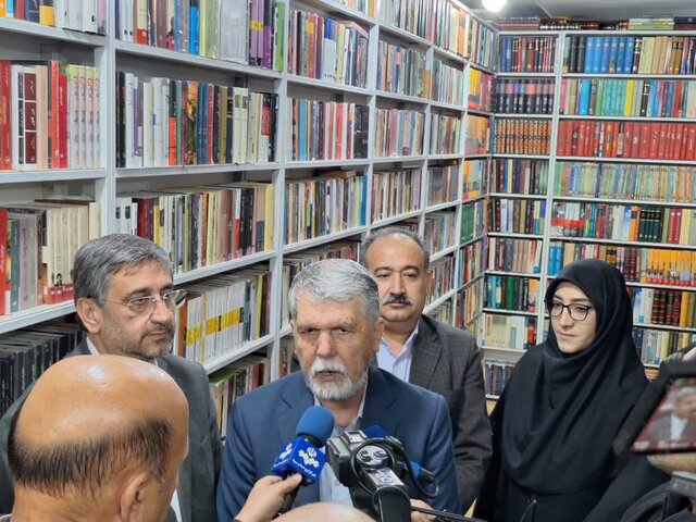 بازدید وزیر فرهنگ و ارشاد اسلامی از کتابفروشی خایدالو خرم‌آباد