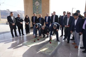 ادای احترام وزیر میراث‌فرهنگی به مقام شامخ شهدای گمنام پلدختر 