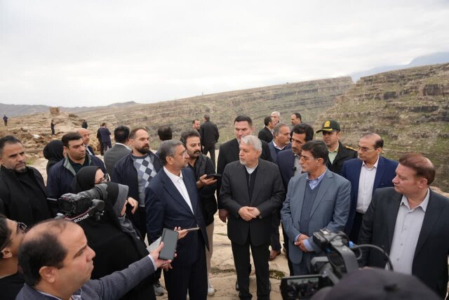 تاکید وزیر میراث‌فرهنگی بر تهیه بسته گردشگری ویژه برای دره خزینه لرستان