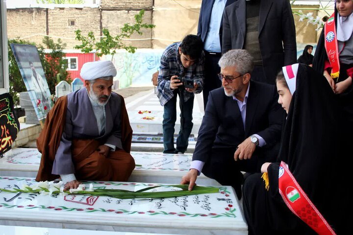 معلمان معماران سترگ بنای دانایی و هویت‌بخش نسل‌های آینده‌اند