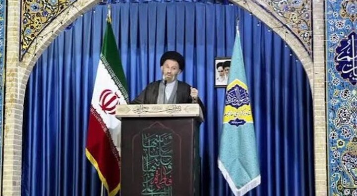 امام جمعه خرم‌آباد: وحدت و پشتیبانی از نیروهای مسلح، لازمه عبور از شرایط کنونی است
