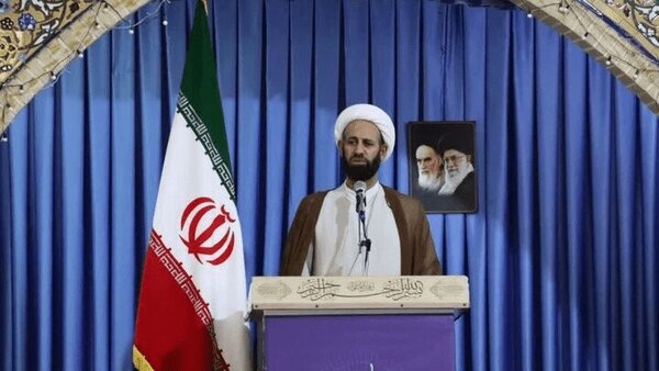 امام‌جمعه موقت خرم‌آباد: حقوق و مزایای نیروهای مسلح متناسب با مسئولیت‌های آنان نیست