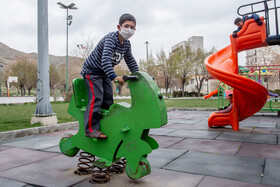 علیرغم هشدارهای مکرر مبنی بر ماندگاری ویروس کرونا روی سطوح، همچنان برخی خانوادهها حاضر نیستند مسائل بهداشتی را رعایت کنند و در خانه بمانند