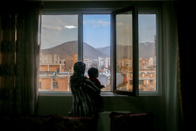 کودکان که آزاد بودن جزئی از نیازهای اصلی آنهاست، این روزها بدون آنکه به طور کامل متوجه قضیه باشند، مجبور به رعایت قرنطینگی شدند و در طول روز گاهی بهانهی بیرون رفتن را میگیرند.