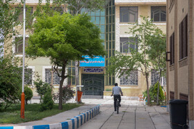 در میان بخش‌های مختلف اجتماعی، بخش آموزش با توجه به تعداد زیاد ذی‌نفعانی که در آن حضور دارند جزو اولین بخش‌هایی بود که در سیاست‌های فاصله‌گذاری‌های فیزیکی مورد توجه قرار گرفت. گسترش دامنه شروع این ویروس در جهان مطابق گزارشی که یونسکو در تاریخ ۱۳ آوریل ۲۰۲۰ ارائه کرده بیش از ۱۸۸ کشور را ناگزیر کرده است تا موسسات آموزشی را تعطیل کنند.
