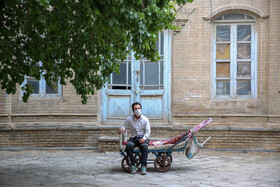 من ماسک میزنم؛ فرید داوری از هشت صبح تا هشت شب در بازار با چرخ دستی خود کار می کند.