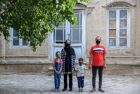 داود احمدی و بهاره طالبی خرید برای فرزندانشان را دلیل مراجعه خود به بازار عنوان میکنند.