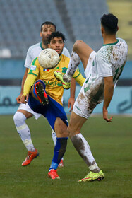 دیدار تیم‌های فوتبال آلومینیوم اراک و صنعت نفت آبادان