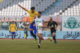 دیدار تیم‌های فوتبال آلومینیوم اراک و صنعت نفت آبادان