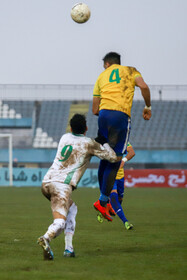 دیدار تیم‌های فوتبال آلومینیوم اراک و صنعت نفت آبادان