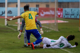 دیدار تیم‌های فوتبال آلومینیوم اراک و صنعت نفت آبادان