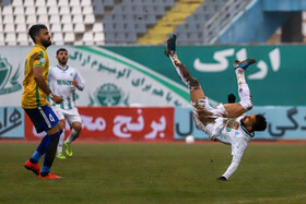 دیدار تیم‌های فوتبال آلومینیوم اراک و صنعت نفت آبادان