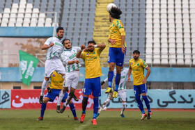 دیدار تیم‌های فوتبال آلومینیوم اراک و صنعت نفت آبادان