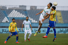 دیدار تیم‌های فوتبال آلومینیوم اراک و صنعت نفت آبادان