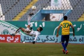 دیدار تیم‌های فوتبال آلومینیوم اراک و صنعت نفت آبادان