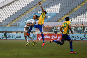 دیدار تیم‌های فوتبال آلومینیوم اراک و صنعت نفت آبادان