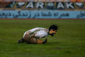 دیدار تیم‌های فوتبال آلومینیوم اراک و صنعت نفت آبادان