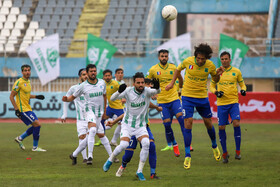 دیدار تیم‌های فوتبال آلومینیوم اراک و صنعت نفت آبادان