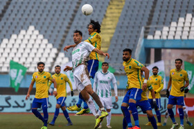 دیدار تیم‌های فوتبال آلومینیوم اراک و صنعت نفت آبادان