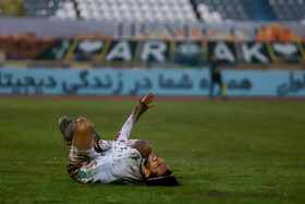 دیدار تیم‌های فوتبال آلومینیوم اراک و صنعت نفت آبادان