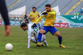 دیدار تیم‌های فوتبال آلومینیوم اراک و صنعت نفت آبادان