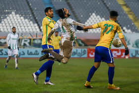 دیدار تیم‌های فوتبال آلومینیوم اراک و صنعت نفت آبادان