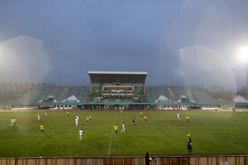 دیدار تیم‌های فوتبال آلومینیوم اراک و صنعت نفت آبادان