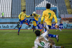 دیدار تیم‌های فوتبال آلومینیوم اراک و صنعت نفت آبادان