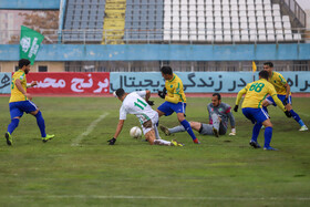 دیدار تیم‌های فوتبال آلومینیوم اراک و صنعت نفت آبادان