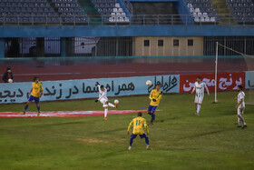 دیدار تیم‌های فوتبال آلومینیوم اراک و صنعت نفت آبادان