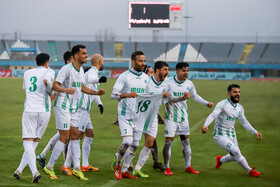 دیدار تیم‌های فوتبال آلومینیوم اراک و صنعت نفت آبادان