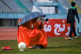 دیدار تیم‌های فوتبال آلومینیوم اراک و صنعت نفت آبادان