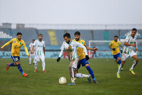 دیدار تیم‌های فوتبال آلومینیوم اراک و صنعت نفت آبادان