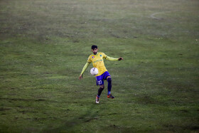 دیدار تیم‌های فوتبال آلومینیوم اراک و صنعت نفت آبادان