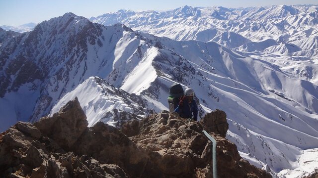 پیمایش کامل زمستانه خط الرس اشترانکوه توسط دو کوهنورد استان مرکزی