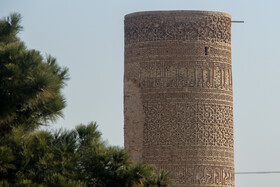 در بیرون از مسجد فعلی در گوشه شبستان شمالی مسجد، مناره‌ای به ارتفاع ۱۴ متر وجود دارد که تماما از آجر ساخته شده و در سه جهت جنوبی و شرق و غرب آن تزئینات آجری و کتیبه های آجری وجود دارد.